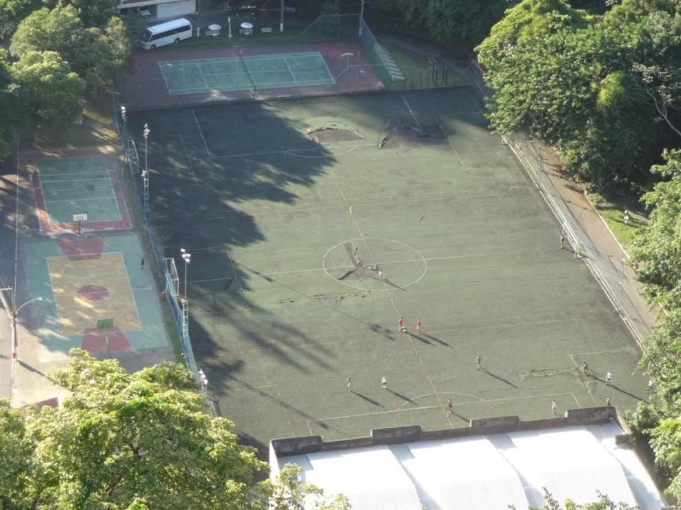 pas en super état le terrain de foot en bas!!