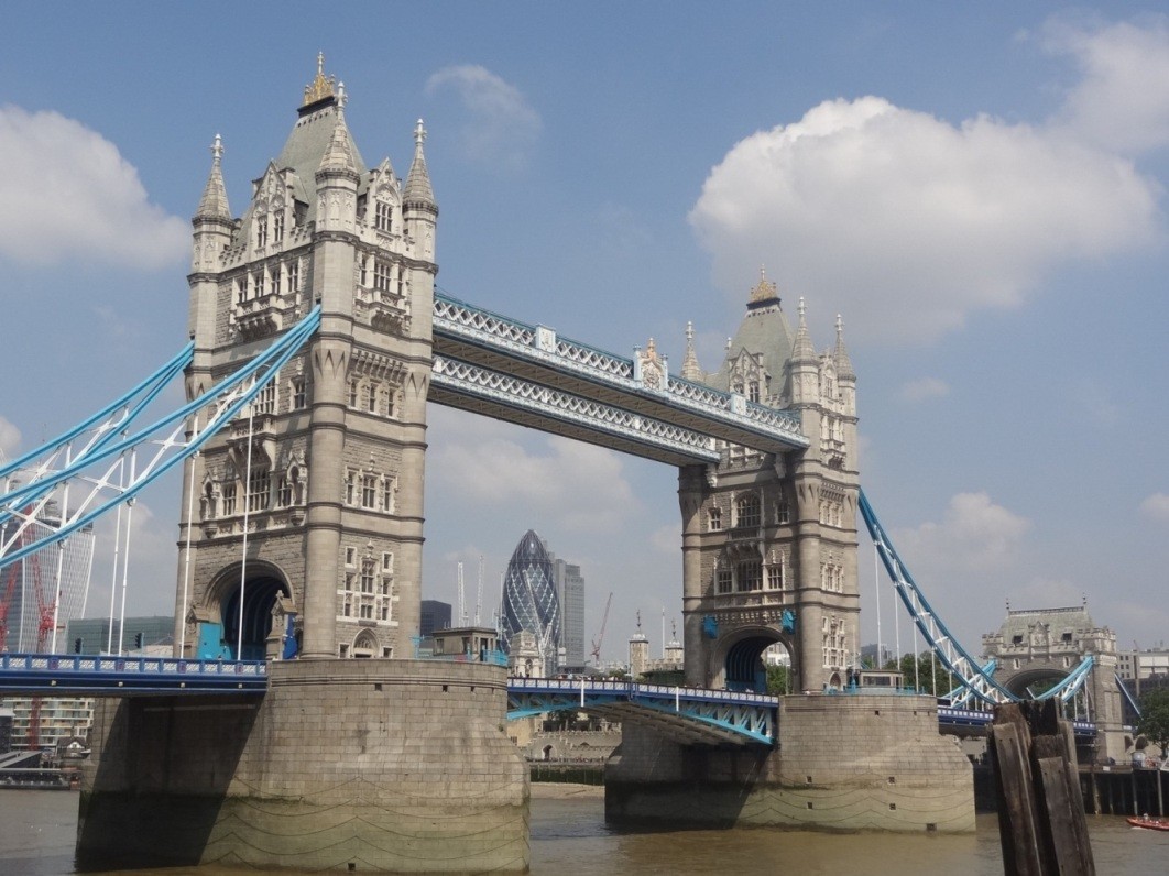 Notre Tower Bridge... avec le Gerkin de Bastien!! (cornichon!)