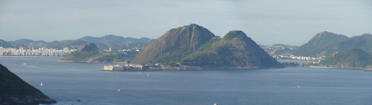 petit zoom sur Niteroi au fond...