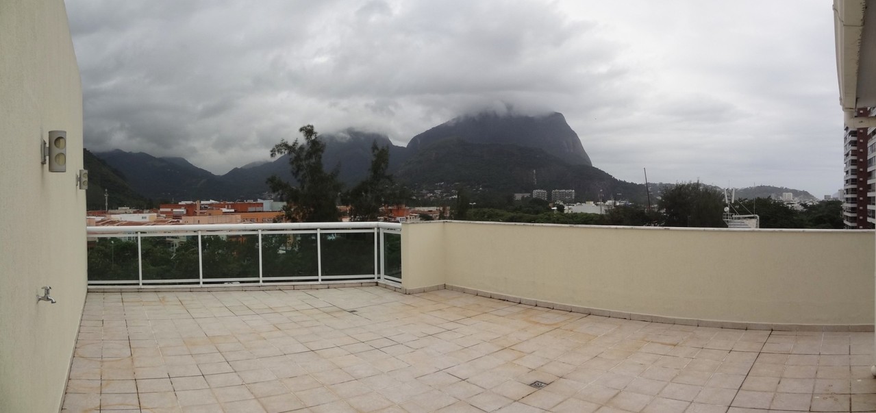et la terrasse!!!!! c'est con d'etre ds un si grand truc et ne pas avoir d'amis!!!