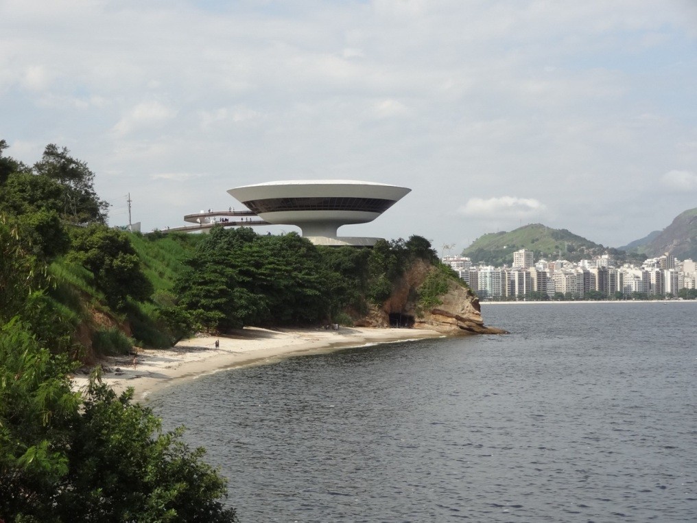 on apercoit le musee d'art contemporain de Niteroi.. une vraie soucoupe volante!