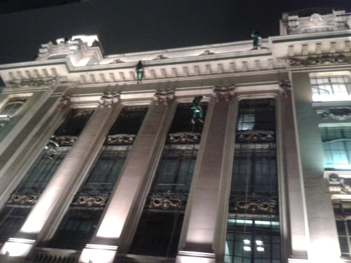 la façade du bâtiment avec les mecs en train de nettoyer et repeindre...!