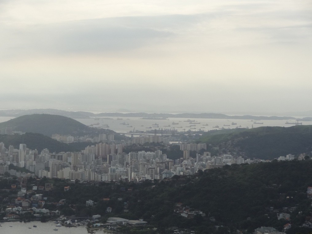 Niteroi en premier plan et tous les petroliers derriere...