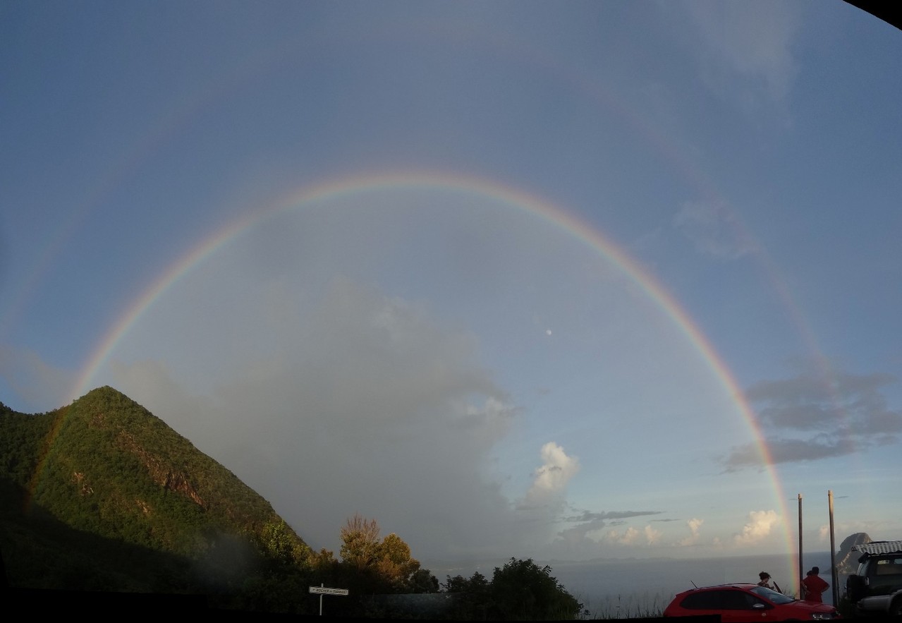 Eh oui, on voyait les 2 en entier!!! incroyable!! (bon ok, mon logiciel en collant les photos a un peu trop arrondi l'arc en ciel.. mais ça donne une bonne idée quand même!!)