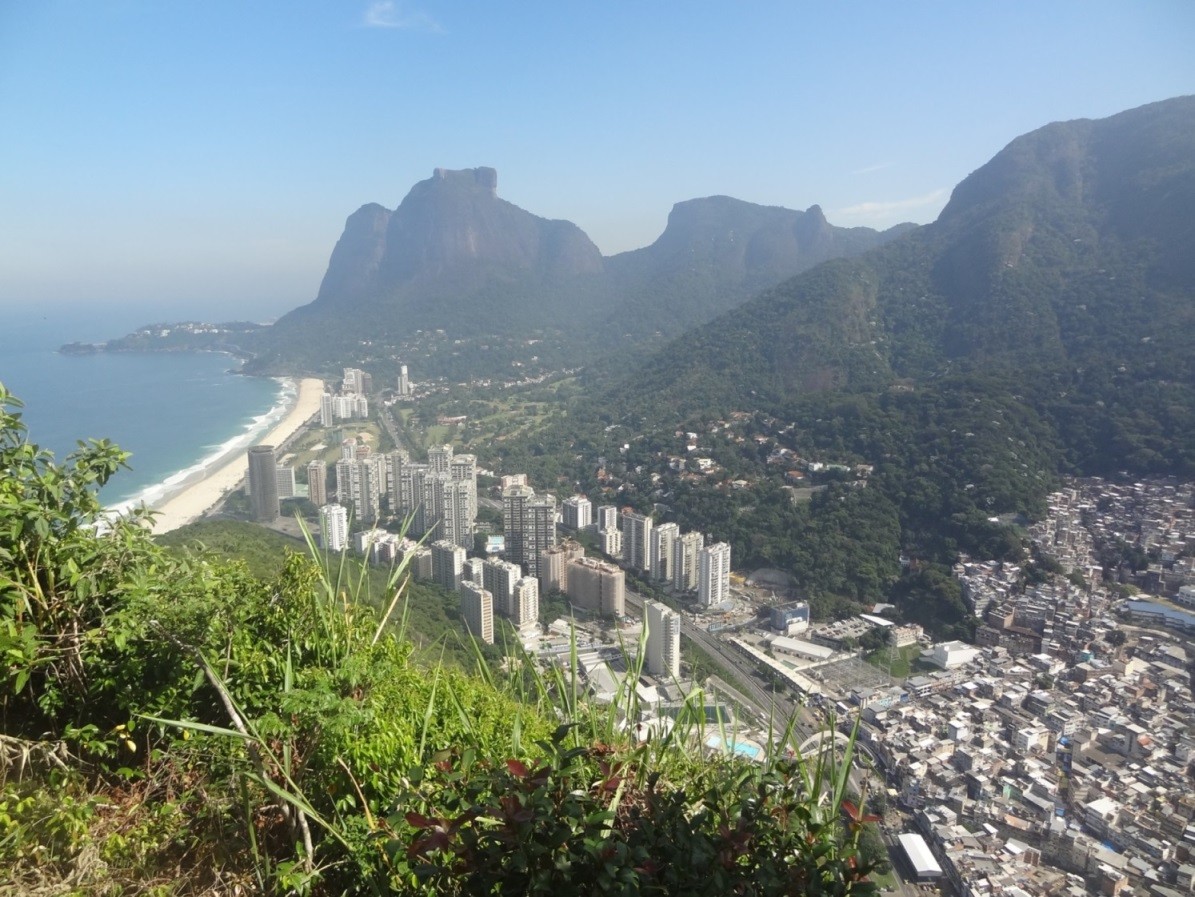 la plage de sao conrado... pedra da gavea et pedra binota au fond...