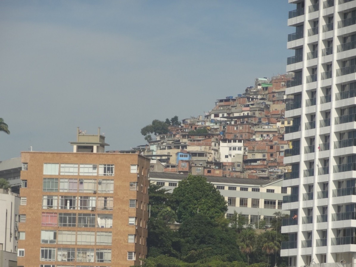 on aperçoit la favela juste derrière l'hotel