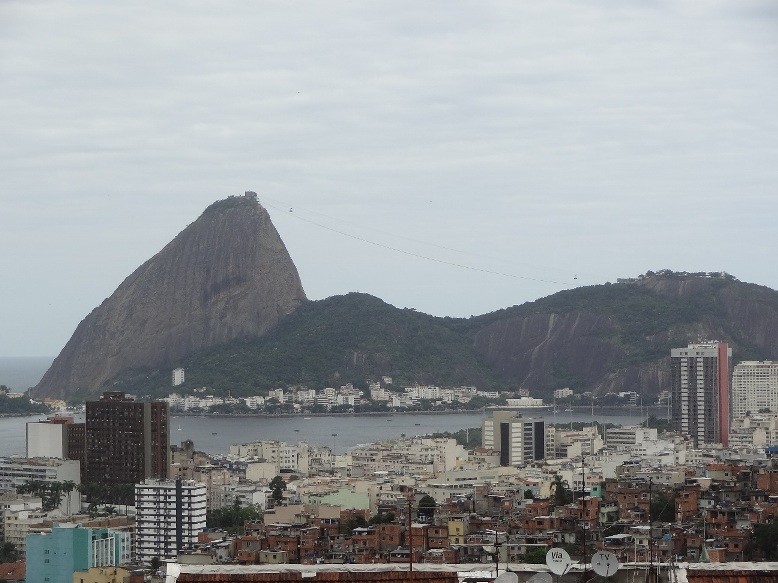 ici on voit bien le pain de sucre et une favela en bas..