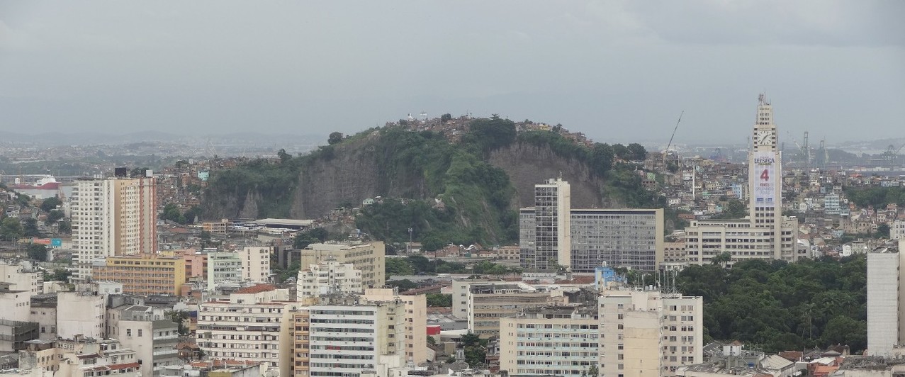 zoom sur la favela d'en face, qui entoure la montagne