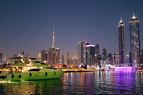 Dubai Water Canal bei Nacht