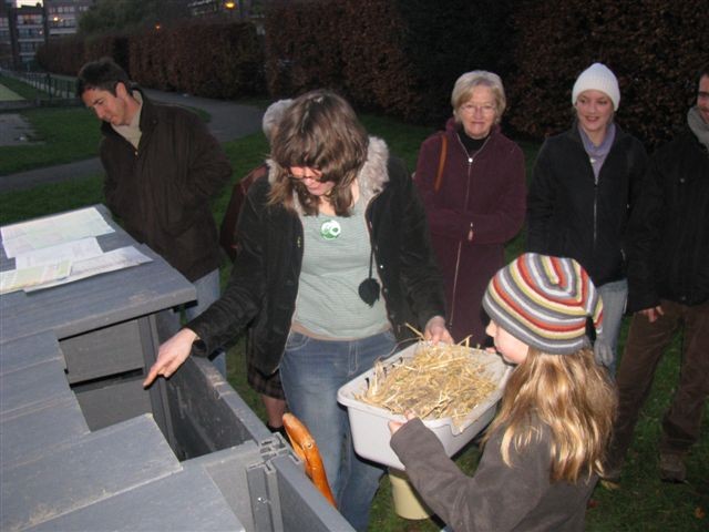 Journée de lancement : Anne Maire nous montre comment on peut composter nos déchets de cuisine