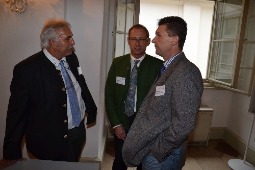 Die Bayrischen Kollegen Michael Förtsch (li.), Manfred Woller (re.) und Vortragende in Gespäch mit Koll. Brunnbauer (mi.)