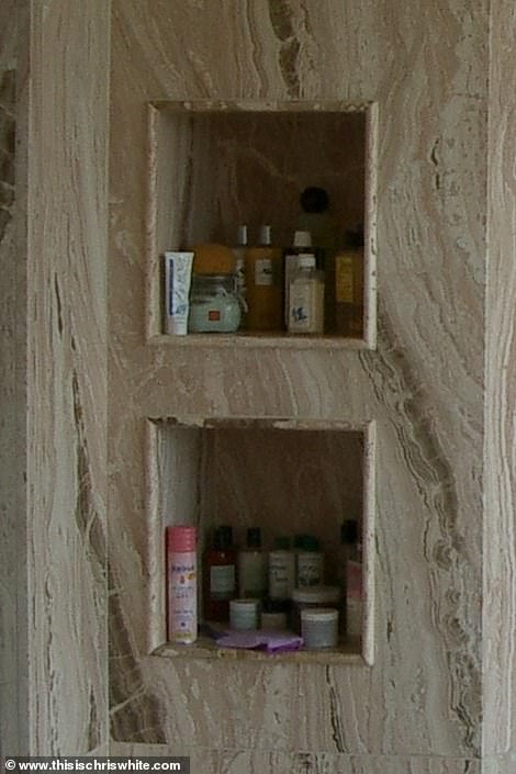 La douche avait quatre compartiments sur un mur, remplis de diverses huiles, savons et lotions.
