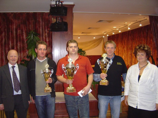 Andreas Schwab als Zweiter beim 13. SGP in Oberwiesenthal (von links nach rechts: Dritter René Soltmann, Sieger Torsten Friedrich, Zweiter Andreas Schwab und SSkV-Vizepräsidentin Angelika Endt).