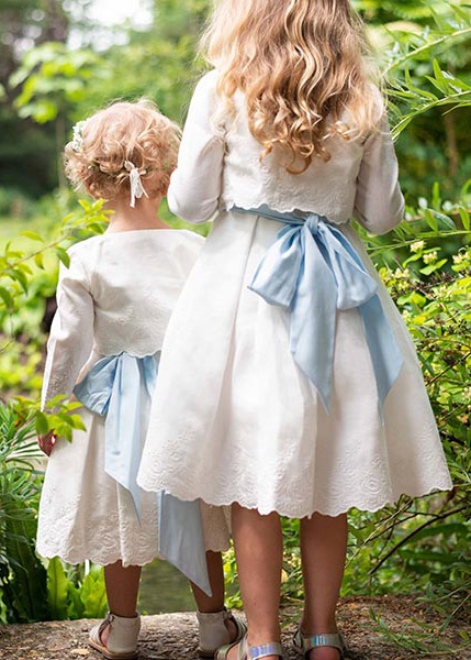 Boléro pour robe de communion en coton et lin brodé. Modèle boléro Capucine par Fil de Légende. Magasin vêtements communion Paris, Neuilly-sur-Seine. Expédition en France et à l'international.