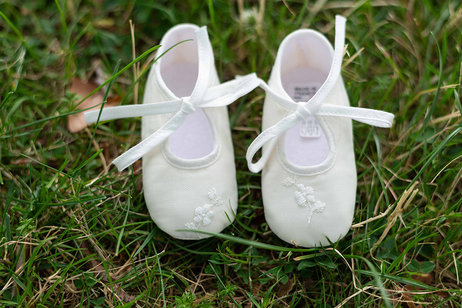 chaussons bébé fille argent ou or pour baptême ou mariage