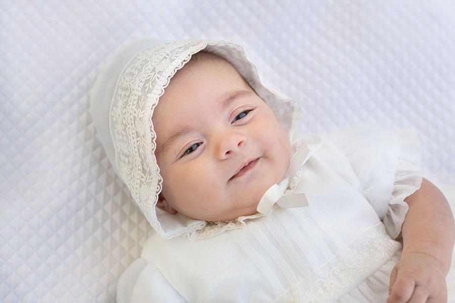 Bonnet bapteme bebe dentelle Gloria. Création française Fil de Légende. Magasin vêtements baptême Paris, Neuilly-sur-Seine.