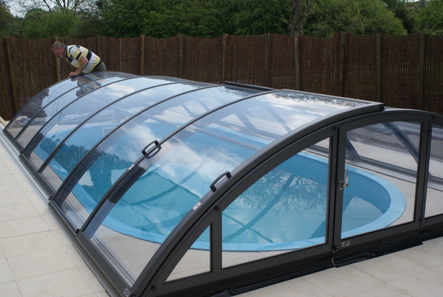 Elegantes Pooldach "KLASIK-CLEAR" mit anthrazitfarbenen Trägermodulen