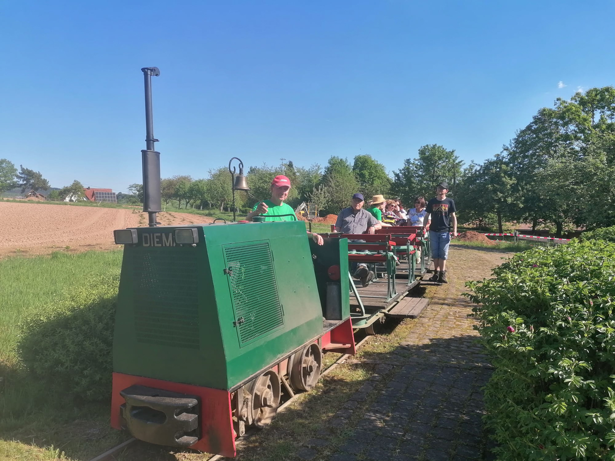 zur Fahrt mit der Feldbahn