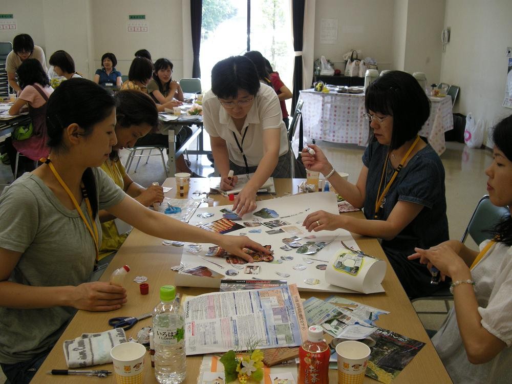 そして模造紙にコラージュを制作　（2009年7月15日宇都宮市民大学）　