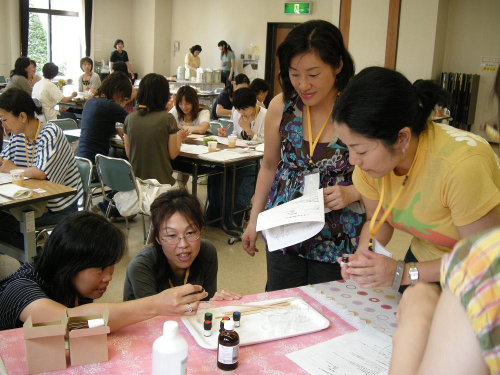 グループでフレグランス制作　（2009年7月15日宇都宮市民大学）　