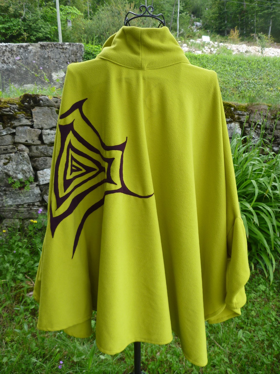 Un poncho ? Une cape ? Va savoir ! "Labyrinthe"