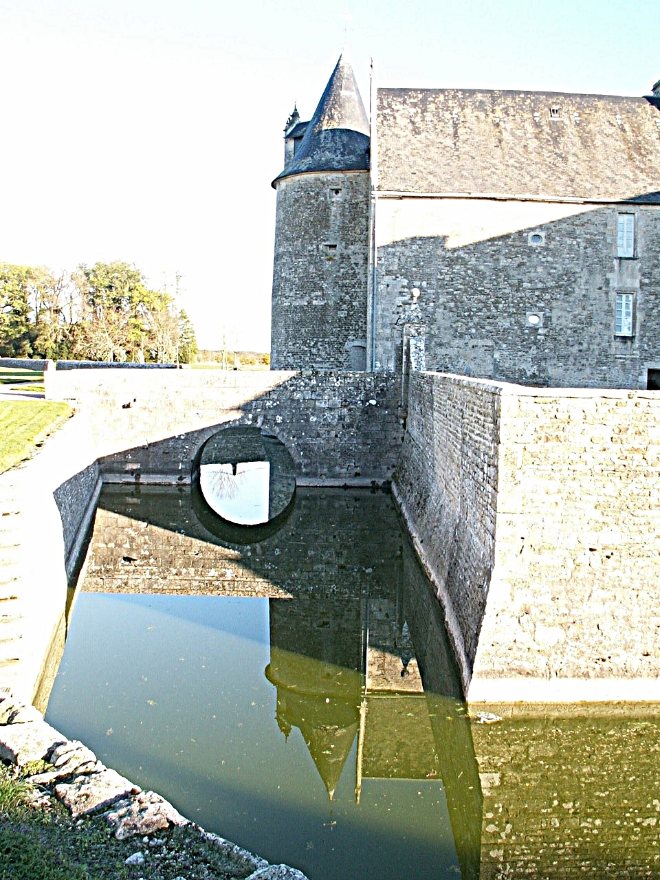Les douves au nord/The moat to the north - Château de Saveilles ©photo-propriétaire