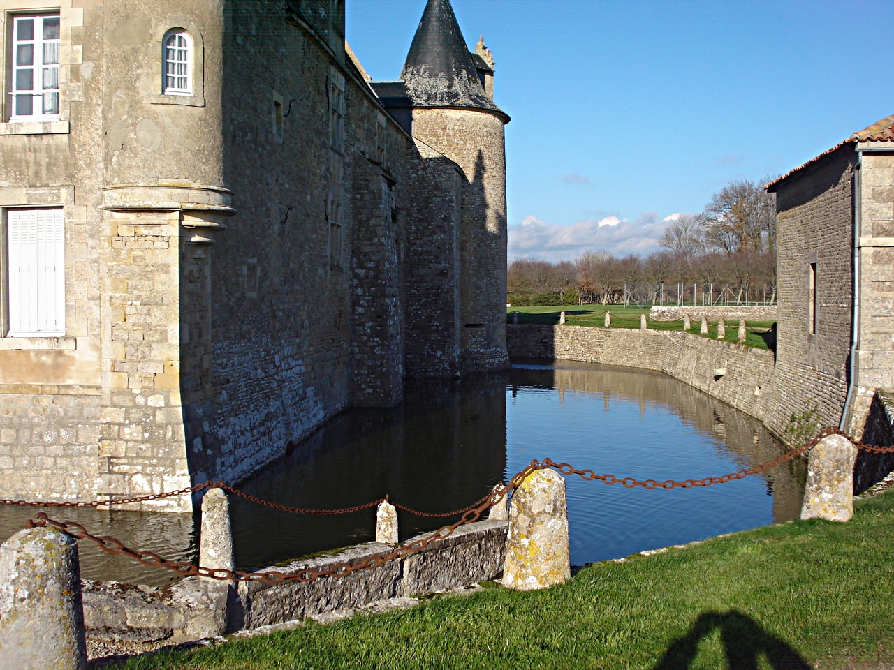 Les douves en façade est /East-facing moat - Château de Saveilles ©photo-propriétaire
