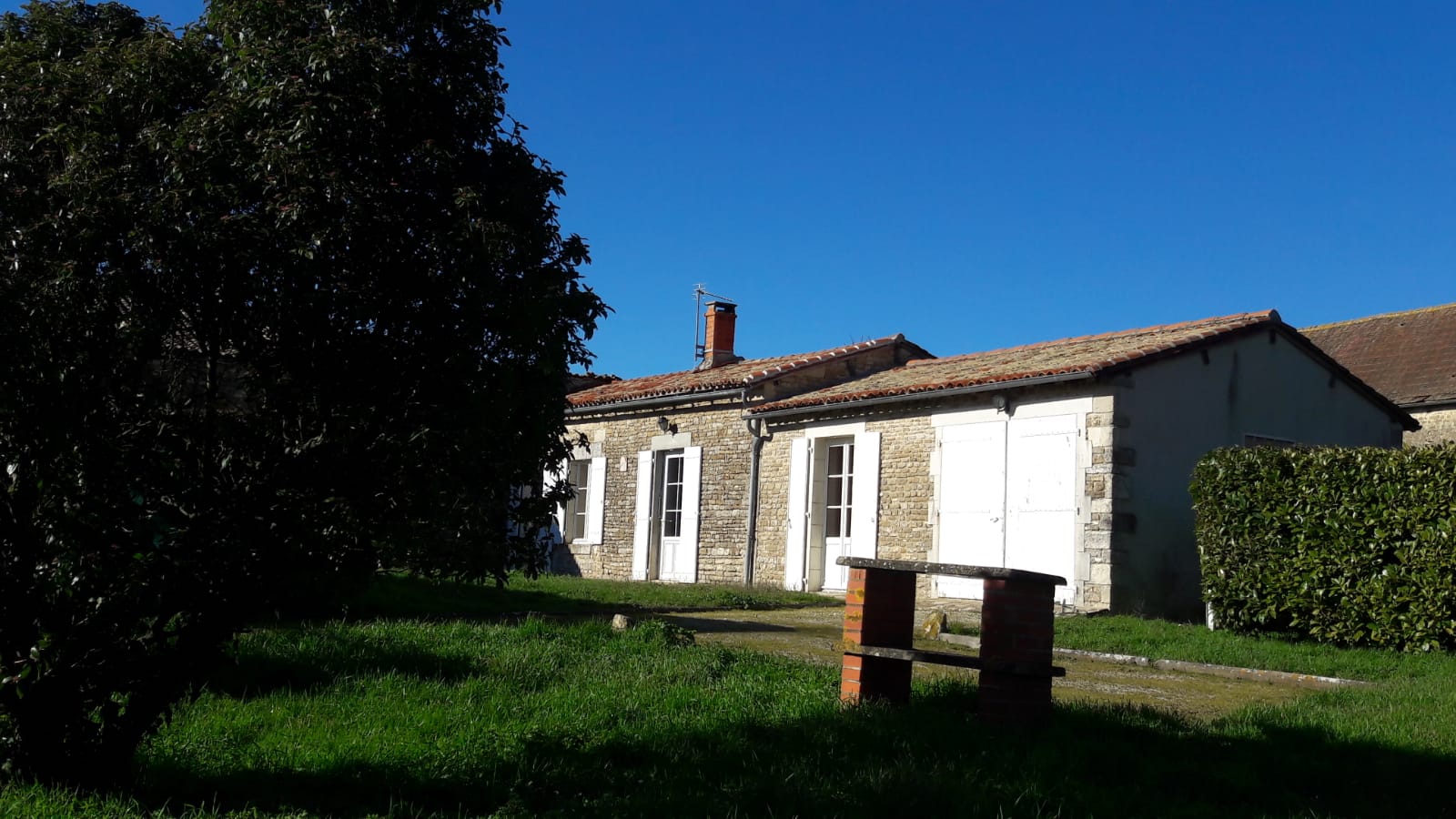 Vue général depuis le jardin, barbecue