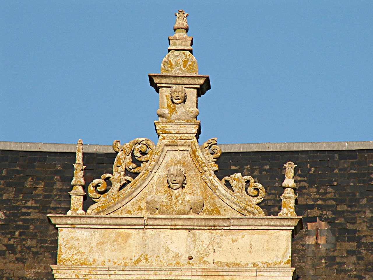 Triangular pediment of the dormer with two allegories 16th c. - Château de Saveilles ©photo-propriétaire