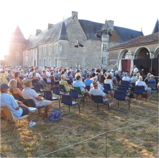 The audience attending the performance - Un soir d'été à Saveilles - Opéra clandestin - Chateau Saveilles ©photo-owner