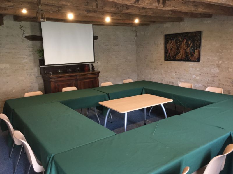Salle de réunion - Du côté des participants, écran de projection abaissé - Château de Saveilles