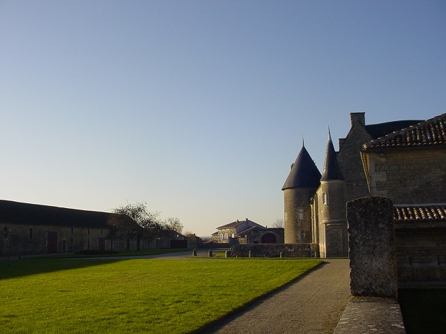 La cour du château, vue du jardin du gîte