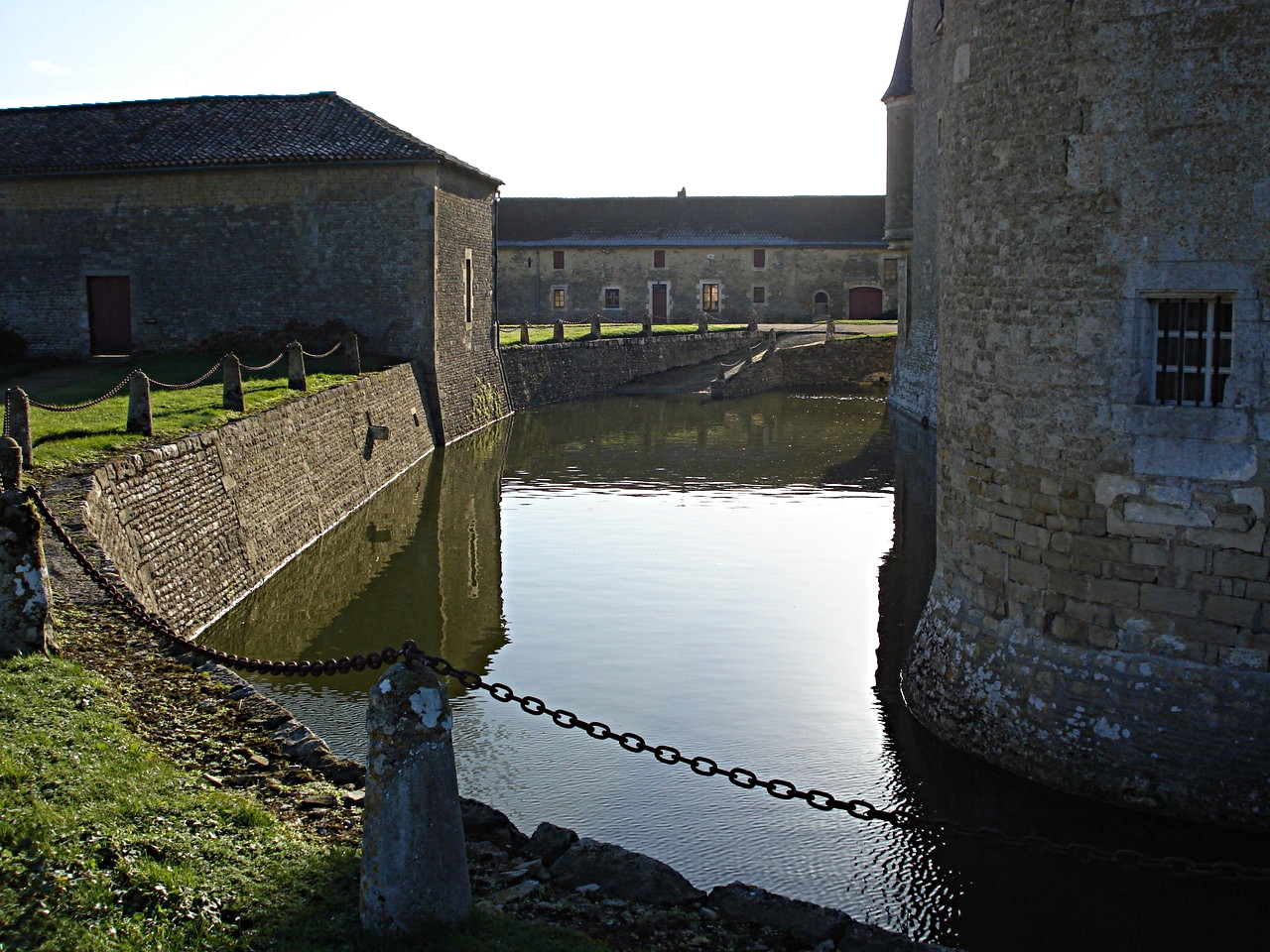Les douves à l'est/The eastern moat - Château de Saveilles ©photo-propriétaire