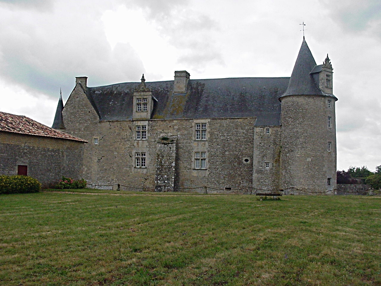 Façade est de loin /East facade by far - Château de Saveilles ©photo-propriétaire