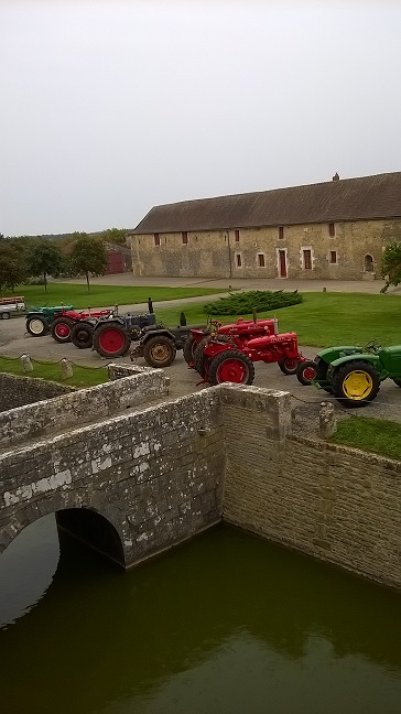 Tracteurs rétro Nord Charente - Château de Saveilles ©photo-Propriétaire