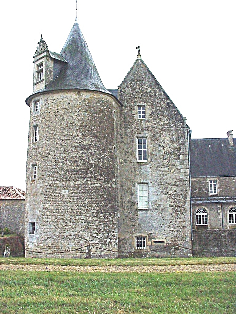 Pignon nord du corps de logis /North gable of the main building - Château de Saveilles ©photo-propriétaire