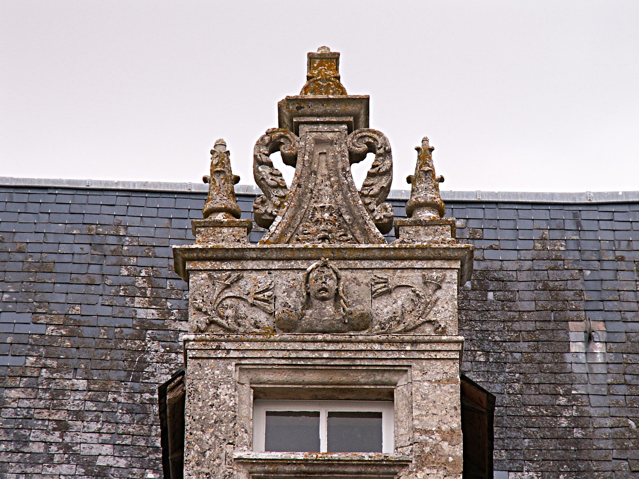 Fronton triangulaire de la lucarne à la cloche 16e s./Triangular pediment of the bell dormer 16th c. - Château de Saveilles ©photo-propriétaire