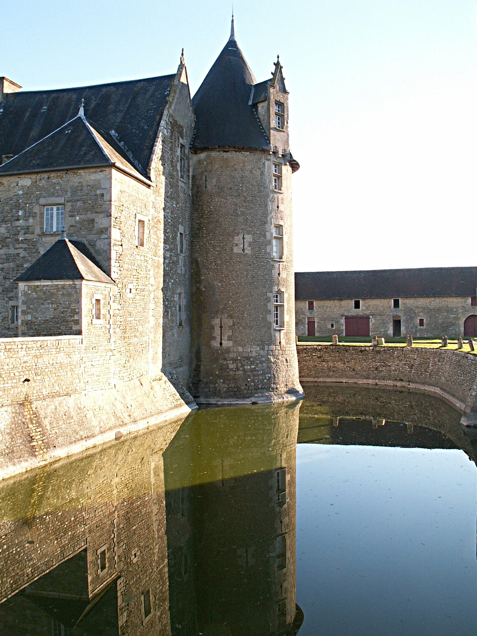 Mirrored moat to the west of the château - Château de Saveilles ©photo-propriétaire