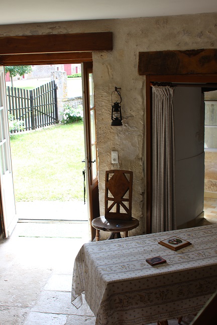 Dans la tour, le salon, coin repas au rez-de-chaussée, donnant sur le jardin
