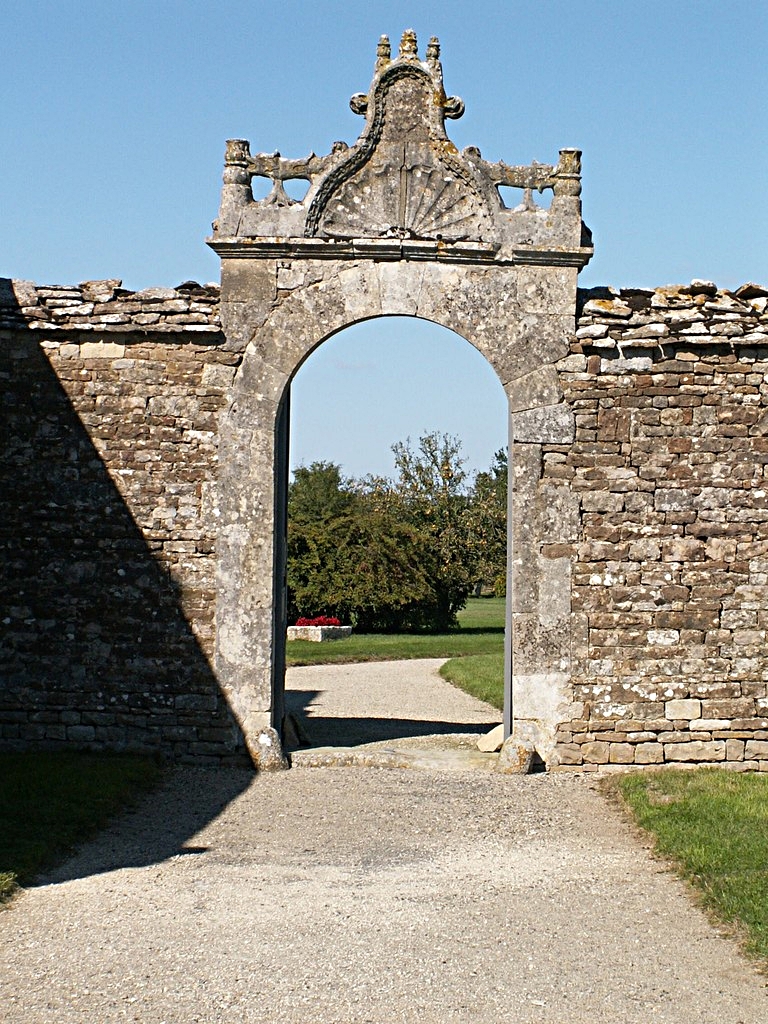 Porte du jardin 19e s. avec éléments décoratifs 16e s./19th c. garden door with 16th c. decorative elements - Château de Saveilles ©photo-propriétaire