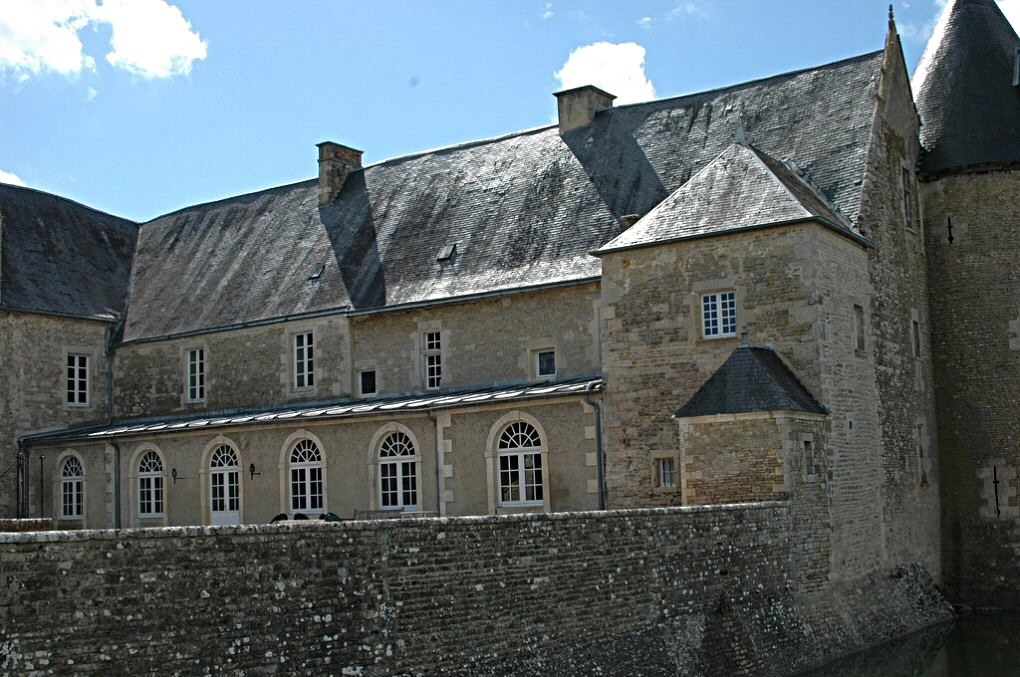 En contre-plongée sur la façade Nord/Low-angle view of the north façade - Château de Saveilles ©photo-propriétaire