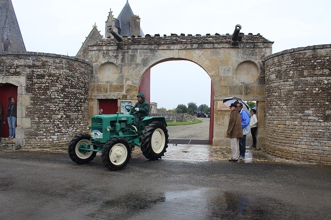 Tracteurs rétro Nord Charente - Château de Saveilles ©photo-Propriétaire