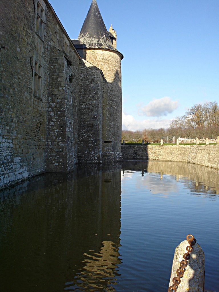 Tour de la prison vue des douves/Prison tower seen from the moat - Château de Saveilles ©photo-propriétaire