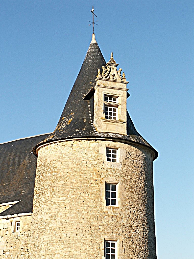 Lucarne 16e s. sur Tour dite de la prison/16th c. dormer window on prison tower - Château de Saveilles ©photo-propriétaire