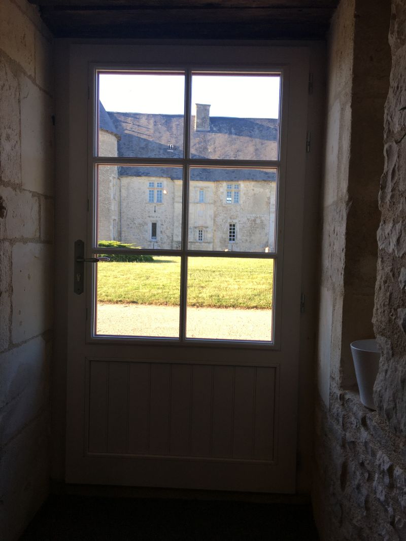 Salle de réunion - Porte d'entrée, accés directe sur la cour - Château de Saveilles