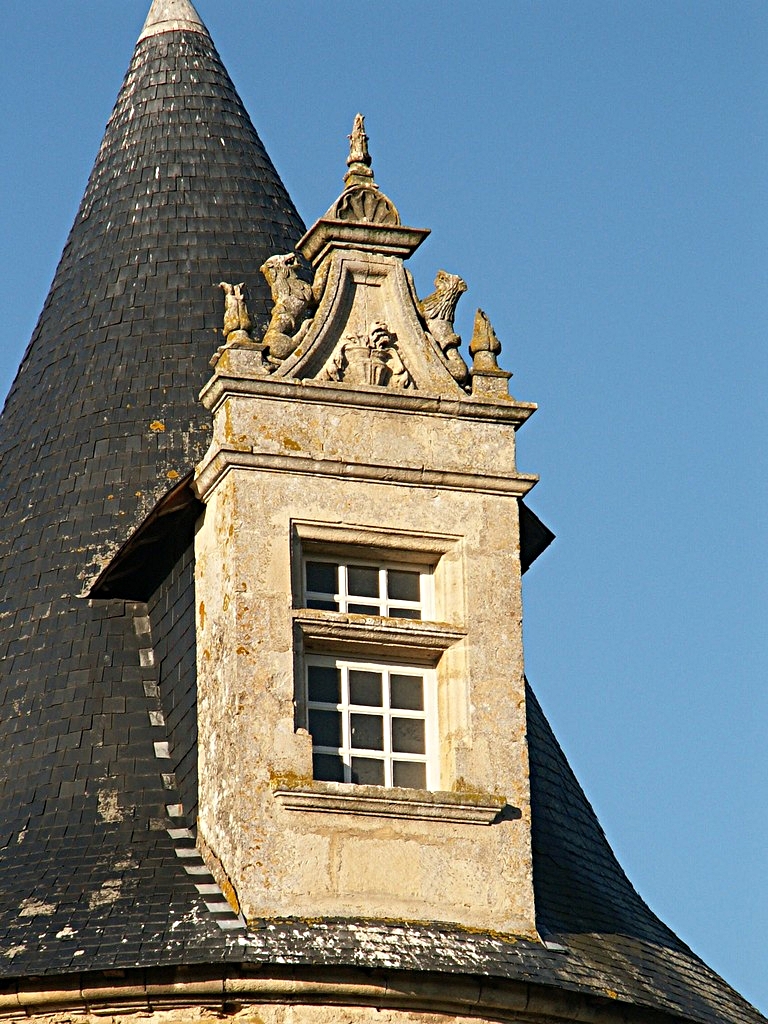 Detail of 16th-century dormer window on the Prison Tower - Château de Saveilles ©photo-propriétaire
