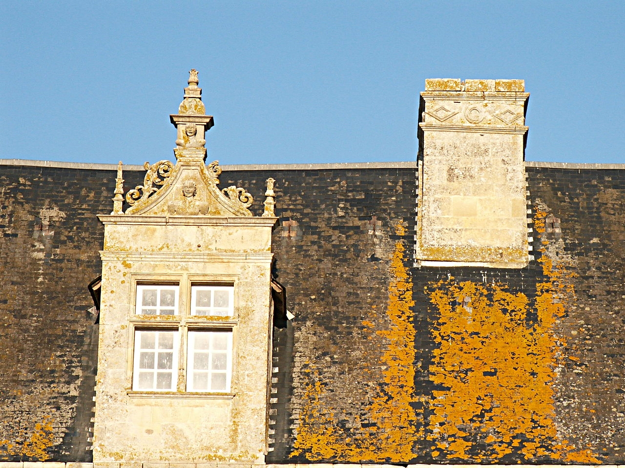 Cheminée et lucarne aux allégories 16e s. /Chimney stump and dormer with 16th c. allegories.- Château de Saveilles ©photo-propriétaire