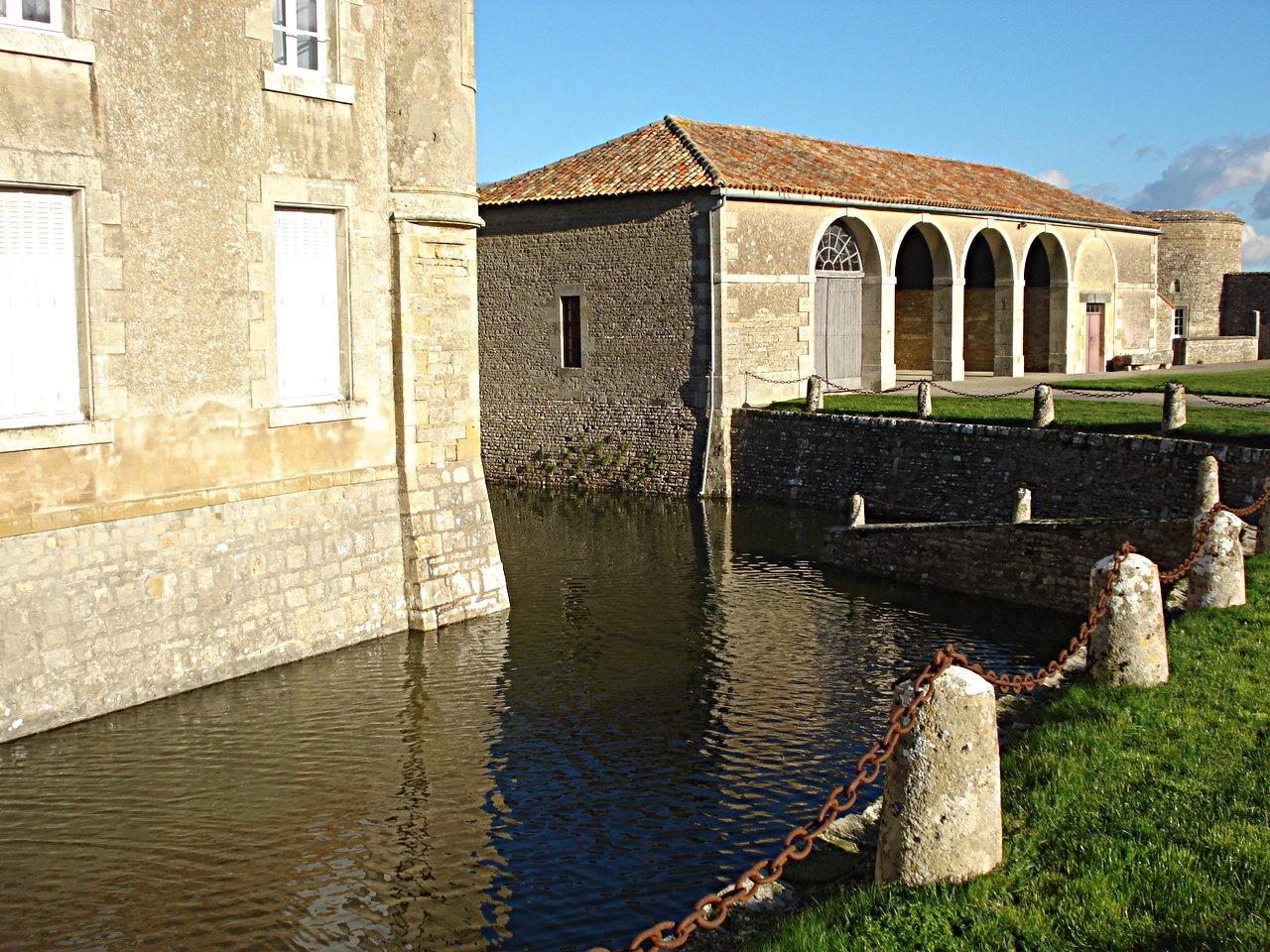 Les douves et la remise 19e s./Moat and shed 19th c.  - Château de Saveilles ©photo-propriétaire