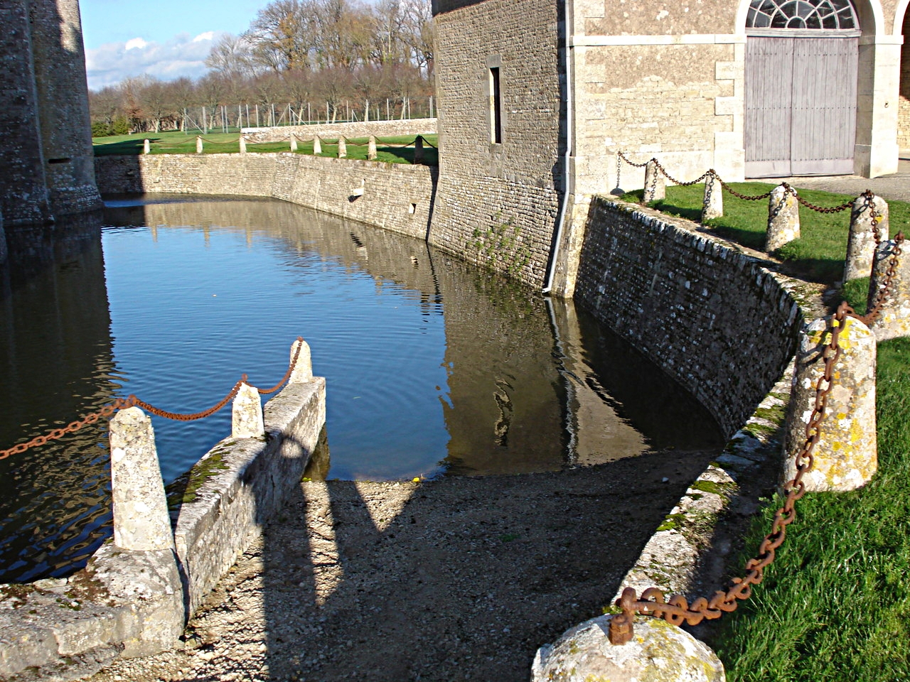 La descente des douves/The moat descent - Château de Saveilles ©photo-propriétaire