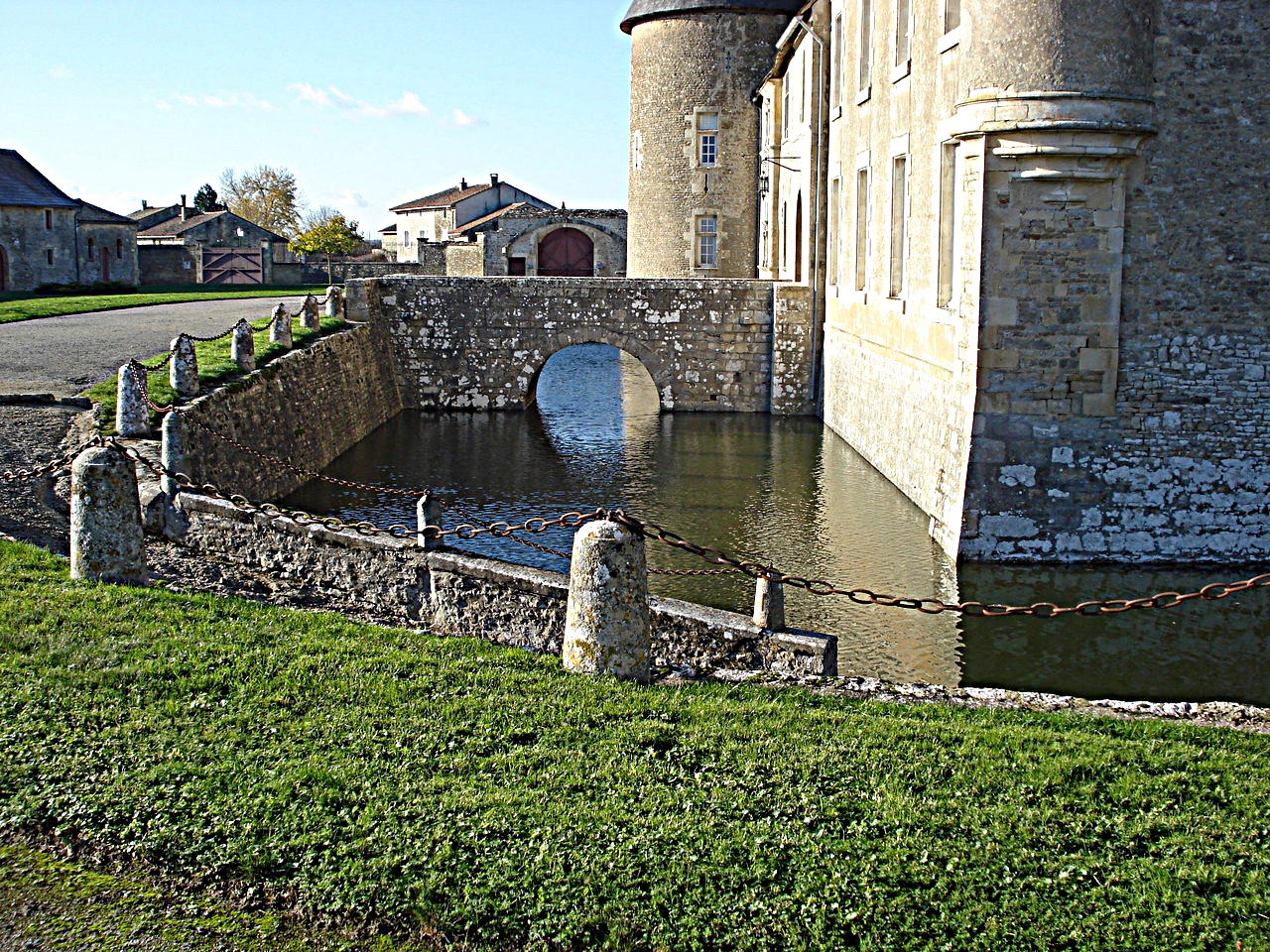 Les douves au pied de l'échauguette/The moat at the foot of the echaugette - Château de Saveilles ©photo-propriétaire